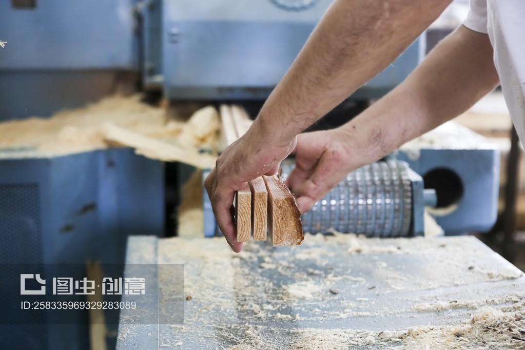 在希腊的一家木工工厂,工匠们切割了一块木头。Craftsmen cut a piece of wood at a woodworking factory in Greece